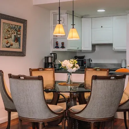 Con Encanto En El Centro De By Apartmán