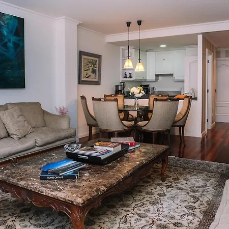 Con Encanto En El Centro De By *