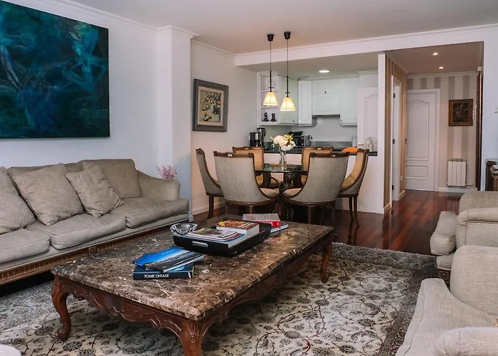 Con Encanto En El Centro De By *